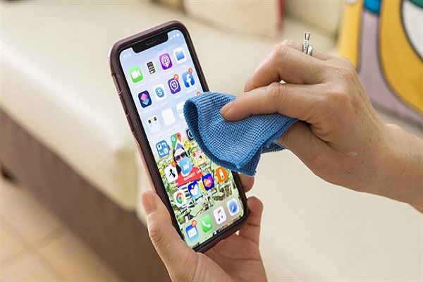 Sử dụng khăn mềm vệ sinh điện thoại